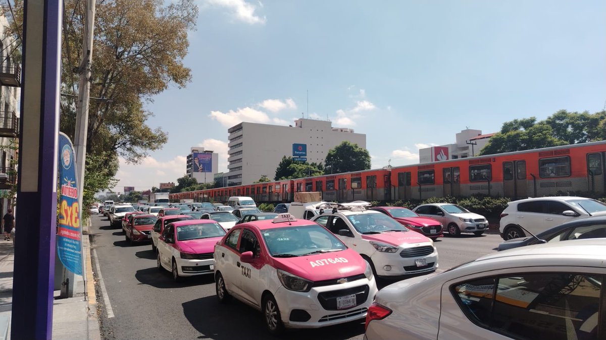 #Bloqueo | Ya se registra un cierre de vialidades por parte de los locatarios, esto sobre Calzada Tlalpan, dirección a Taxqueña. #VocesAlAire