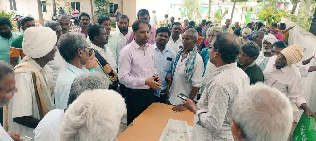 aclbjangaon's tweet photo. Hon’ble Addl. Collector (LB), Sri Pinkesh Kumar, IAS, sir inspected the Station Ghanpur Municipal Office to review the implementation of the Facial Recognition System for Cheyutha pension disbursement.#Cheyutha
@Collector_JGN @TelanganaCMO @TelanganaCS @IPRTelangana @airnews_hyd https://t.co/qaIQ8W7uM9