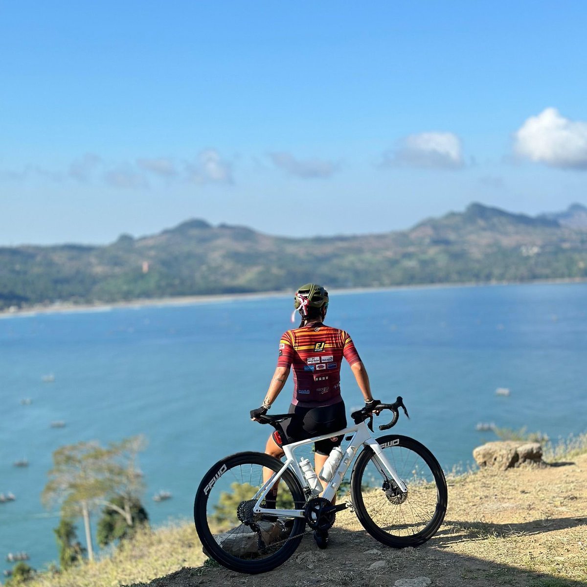 When it's time to really get out there, the last thing that should have to be on your mind is "Am I safe?" Cateye's safety lights are designed for reliability and long runtimes so the only thing the rider needs to be concerned with is enjoying the ride itself.
📸: @myaliciouz