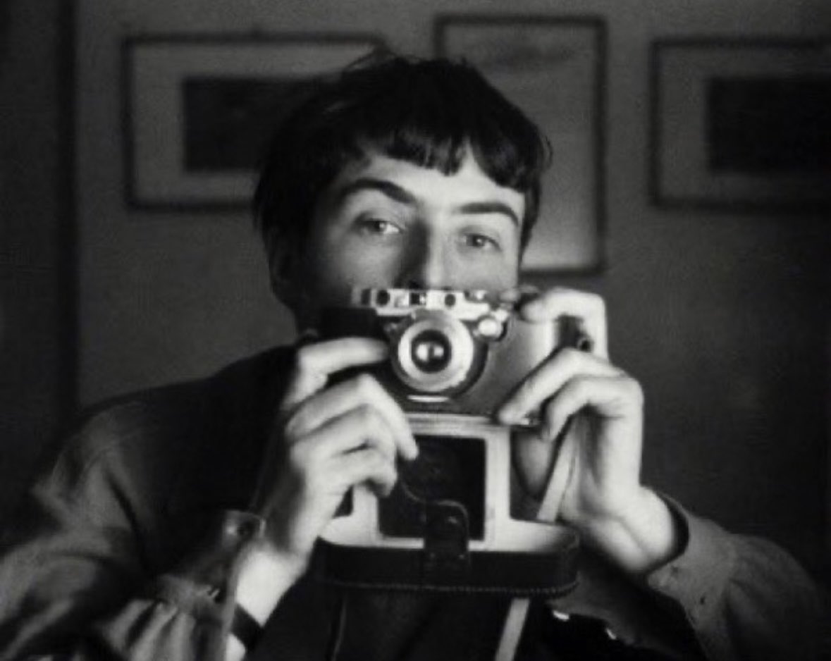 Ellen Auerbach war im Vorkriegsdeutschland zusammen mit Grete Stern, mit der sie zusammen ein Fotostudio in Berlin hatte,eine bekannte Fotografin,deren Fotos sich durch große Sensibilität auszeichneten.Als Hass zur Staatsdoktrin wurde,verließ sie Deutschland
20.5. 1906 -30.7.2004