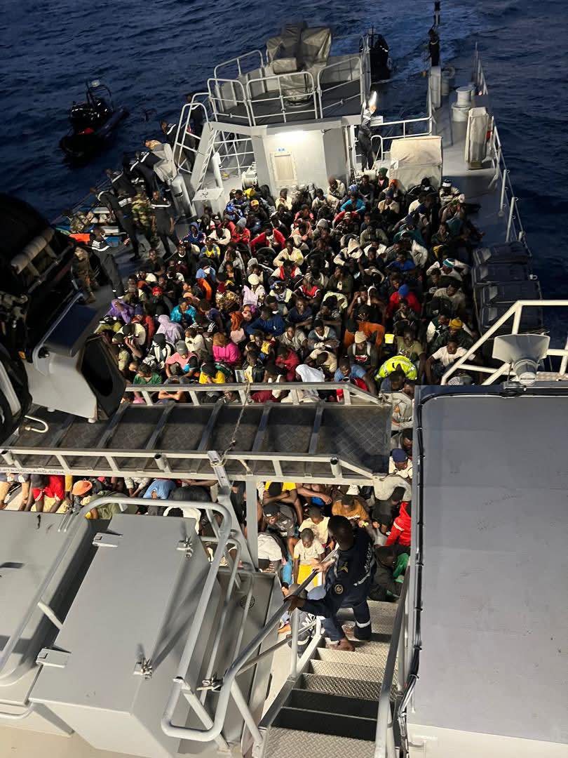 KiliFeuu's tweet image. 📌Le mardi 29 juillet 2025, le PHM CAYOR a secouru, au large de Saint-louis, une pirogue transportant 239 candidats à l'émigration irrégulière, partis de la Gambie. 
#DIRPA