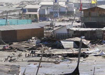 Caldera 2011 también eran olas de 45 cm en Rapa Nui. 23 viviendas destruidas, sin víctimas porque se evacuó antes. MEMORIA para PREVENIR. No seas mercenario del dolor ajeno.