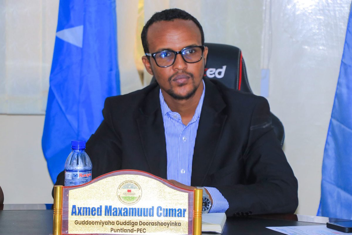Guddoomiyaha Guddiga Doorashooyinka Puntland, Mudane Ahmed Mohamoud Omar, oo uu wehehliyo Guddoomiye kuxigeenka Guddiga Mudane Abdinur Sheikh  Mohamed Is-hak, ayaa maanta shir Guddoomiyay kulanka asbuuclaha ah ee Guddiga oo ay uga wadahadleen shaqooyinka Guddiga.