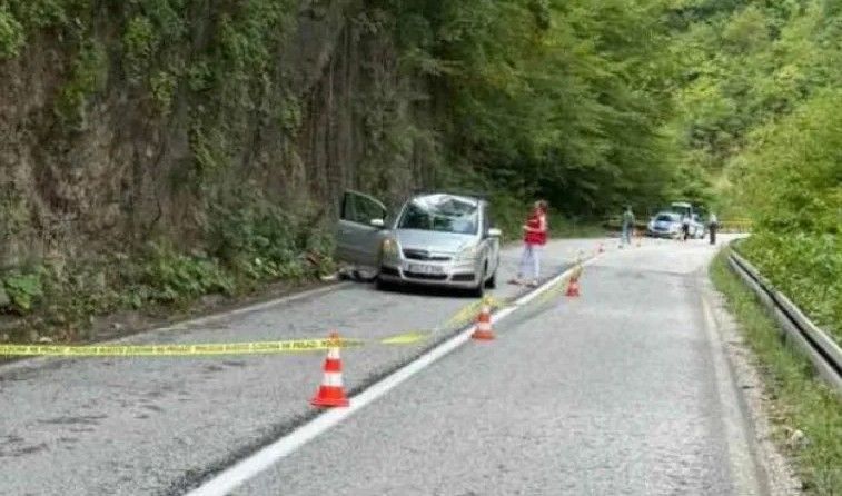 Djevojka koju je usmrtila stijena kod Foče liječnica je Hitne pomoći u Sarajevu - hercegovina.info/vijesti/crna-k…
#tragedija #AidaSoftić #Foča