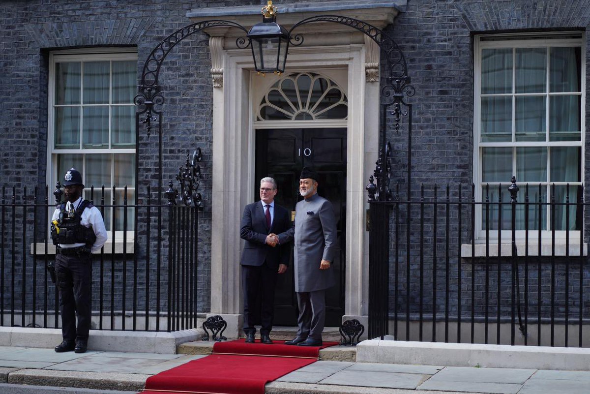 جلالةُ السُّلطان المُعظّم /حفظهُ اللهُ ورعاهُ/ يلتقى بدولة رئيس وزراء المملكة المتحدة بـ #لندن. 
جرى خلال اللقاء التأكيدُ على الحرص المتبادل على ترسيخ دعائم الشراكة الاستراتيجية بين البلدين الصديقين، وتوسيع آفاقها في مختلف القطاعات الاقتصادية والاستثمارية والتجارية.