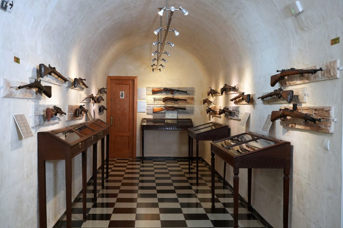 Historia y Cultura Militar 🇪🇦 (@dhcm_et) on Twitter photo MUSEOS MILITARES. Con la disolución en 2002 de la última Unidad militar ubicada en Menorca, surge la idea de habilitar un espacio donde recoger, preservar y exponer, todo el patrimonio histórico que la guarnición acumuló a lo largo de los años. #IHCM #Museo <a href="/COMGEBAL_ET/">Comandancia General de Baleares</a> MUSEOS MILITARES. Con la disolución en 2002 de la última Unidad militar ubicada en Menorca, surge la idea de habilitar un espacio donde recoger, preservar y exponer, todo el patrimonio histórico que la guarnición acumuló a lo largo de los años. #IHCM #Museo <a href="/COMGEBAL_ET/">Comandancia General de Baleares</a>