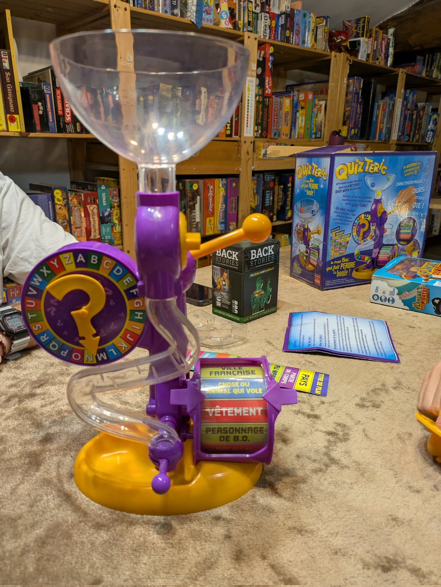 Quizteric, un espace de petit bac où, pour répondre, il faut envoyer une bille dans le réceptacle. 
Plus un jouet qu'un jeu on a quand même bien rigolé 10 minutes x) #J2S