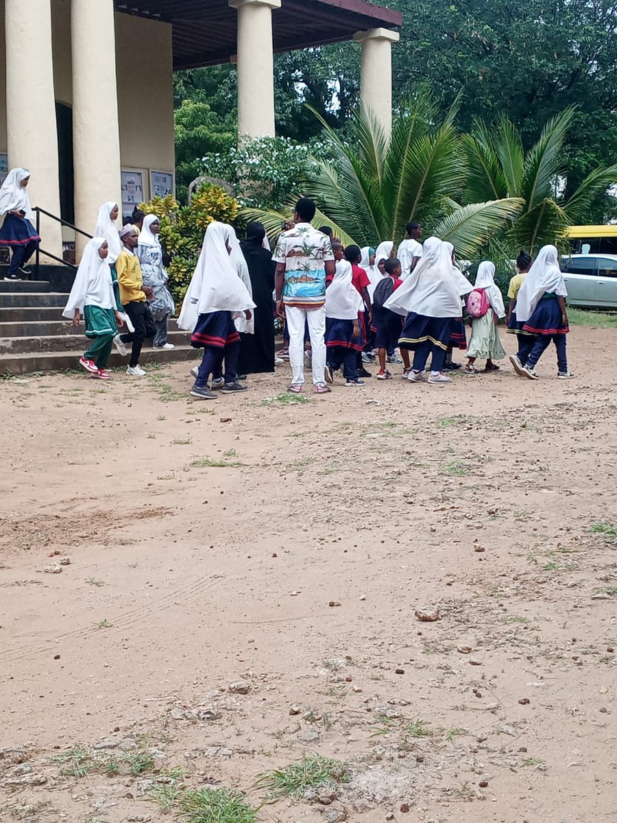 Lots of students visited the Portuguese Chapel today.
It’s East Africa’s oldest Christian site built around 1502 by the Portuguese, near where Vasco da Gama landed.

Declared a national monument in 1935, now cared for by NMK and the local museum society.
Tiny white walls, makuti