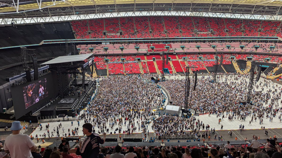 We here at Wembley for Oasis!

Buzzing atmosphere! <a href="/castofficial/">Cast</a> were brilliant, next up Richard Ashcroft then the legends that are OASIS. 

Oasis VIBES IN THE AREA!

#OasisLive25
#OasisWembley