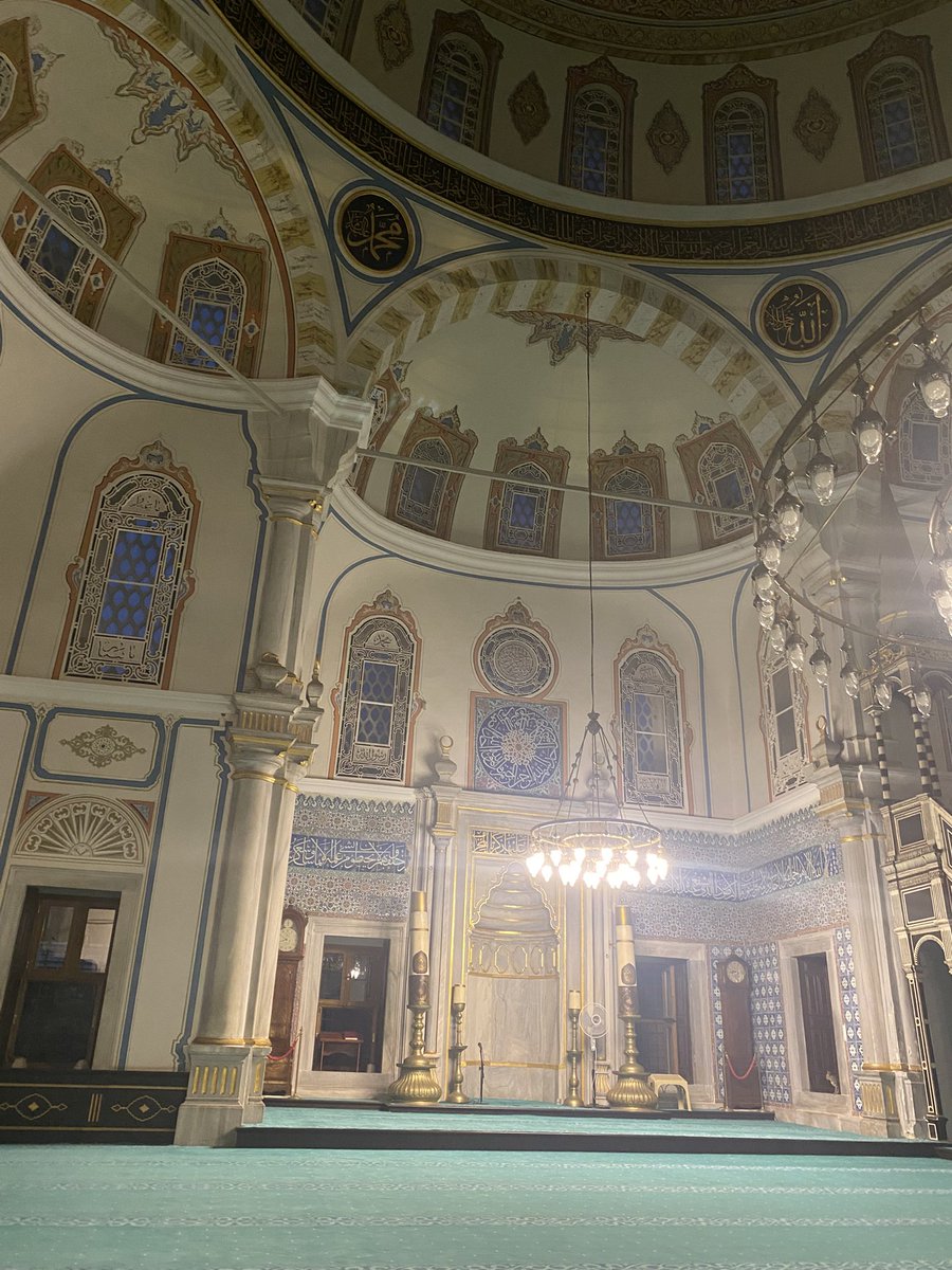 Dünya kayar, kalpler sapar… Lakin senin yolun hep doğru. Allah’ım, bizi o yoldan ayırma.