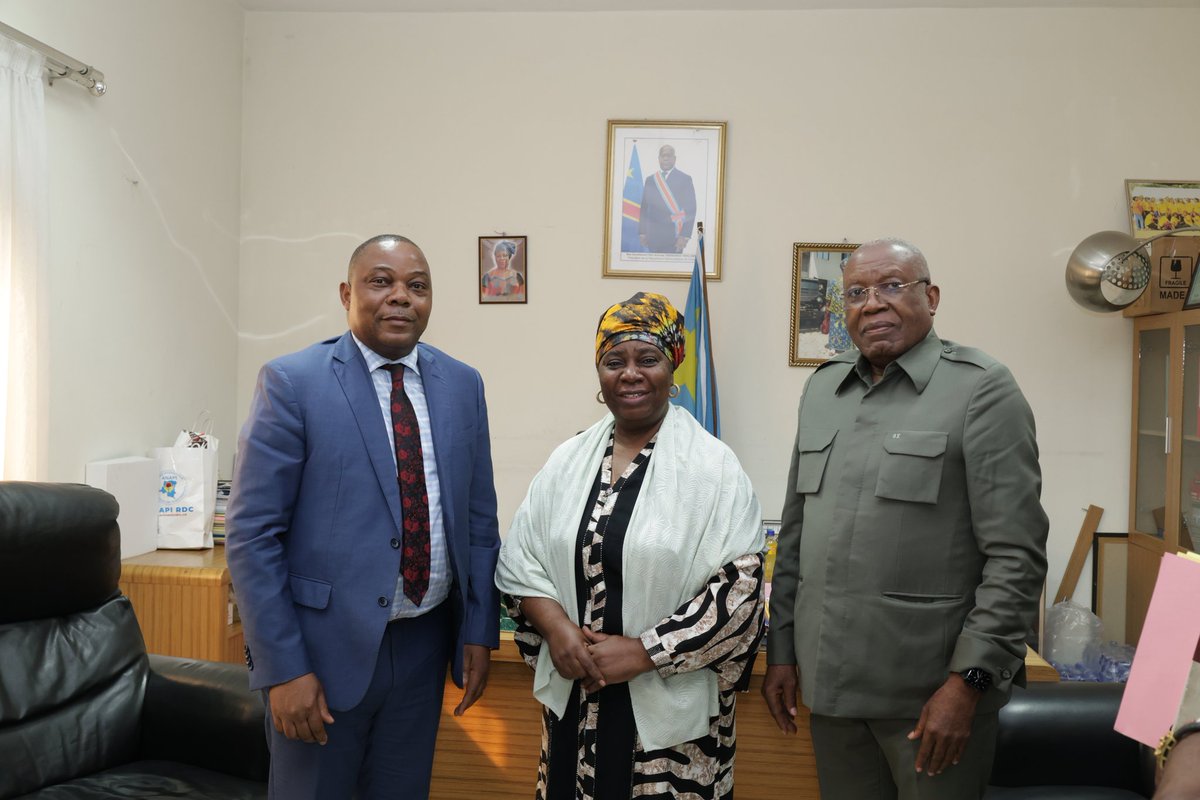 Remise &amp; Reprise à l’ANADEC
Le Pr. Godefroy KIZABA reprend son poste de DG. Mme Zady RUKIYA RAMAZANI (SG à l’Entrepreneuriat) appelle à l’apaisement. M. Mathieu TSHIBUMBU salue la collaboration durant l’intérim.
Cap sur le PTBA 2025 ! 🚀
#ANADEC #RDC #Leadership <a href="/MinIndPME2/">MINISTÈRE DE L’INDUSTRIE</a>