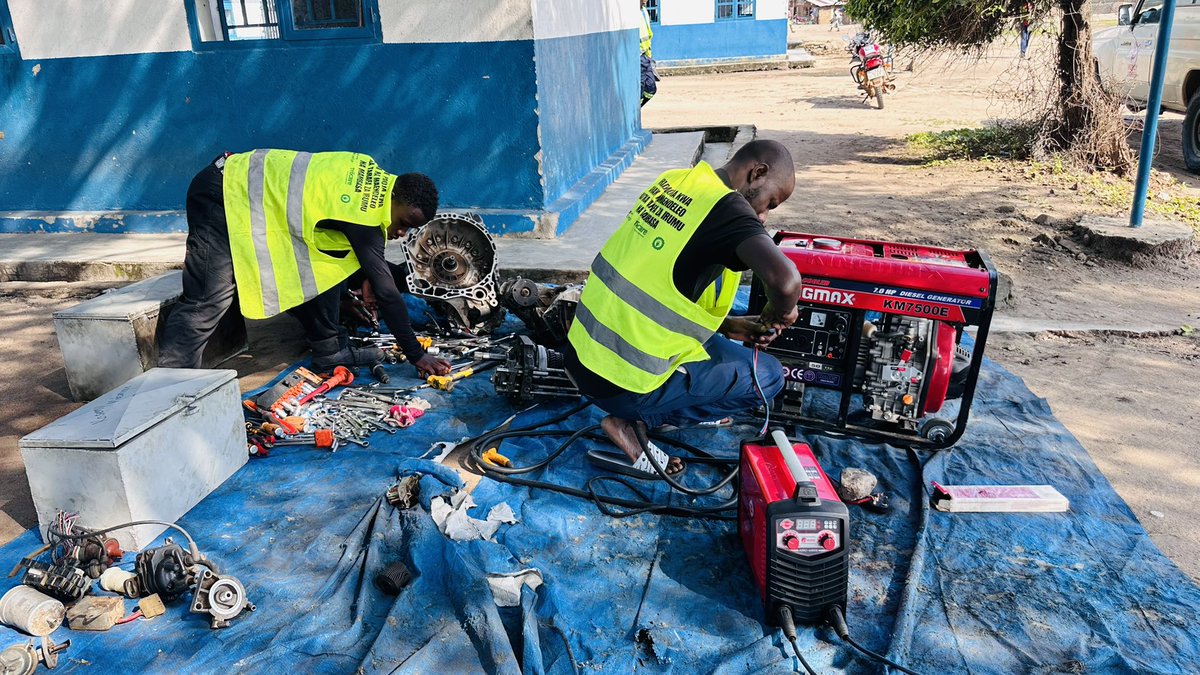 Fort de mon expérience humanitaire et de développement en RDC, voici ce qu’on peut accomplir avec 500 000 USD pour la jeunesse :  
1. Former 420 jeunes aux métiers d’avenir.  
2. Créer 60 micro-entreprises collectives pour ces jeunes.  
3. Les accompagner techniquement pendant 4