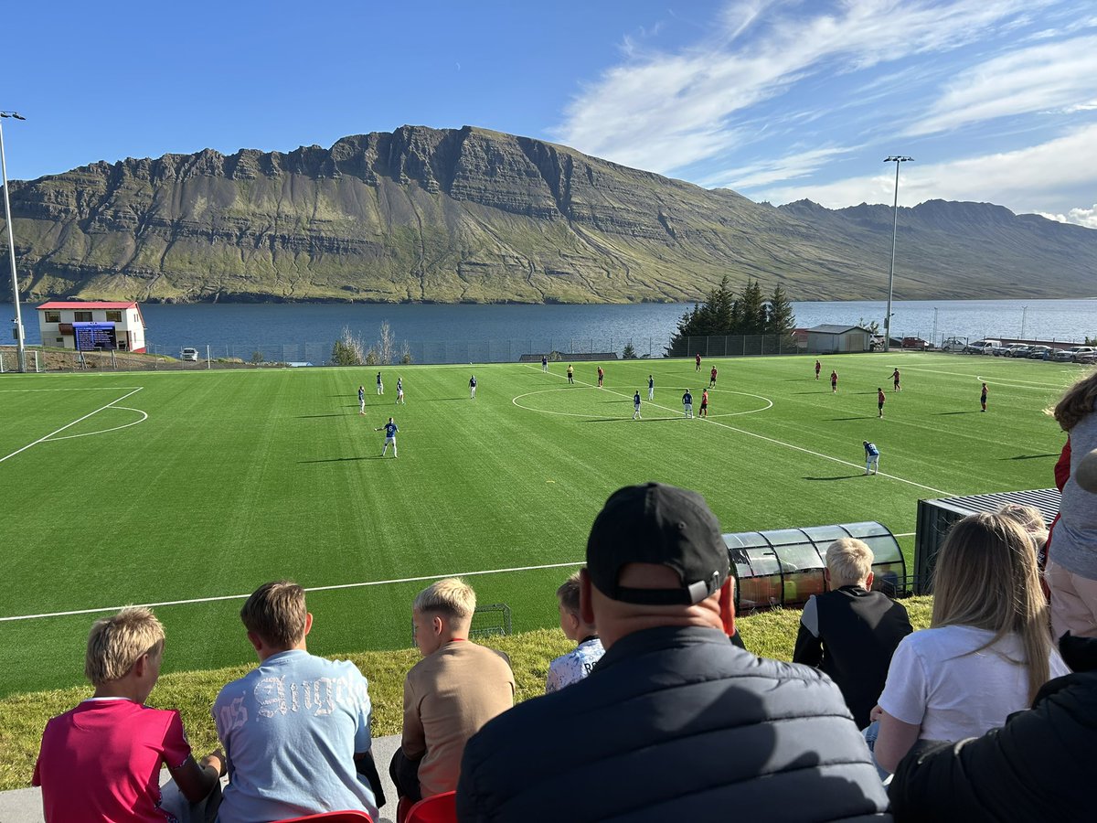 Norðfjörður stimplar sig inn í keppninni um flottasta vallarstæðið. KFA : Haukar. #fotboltinet