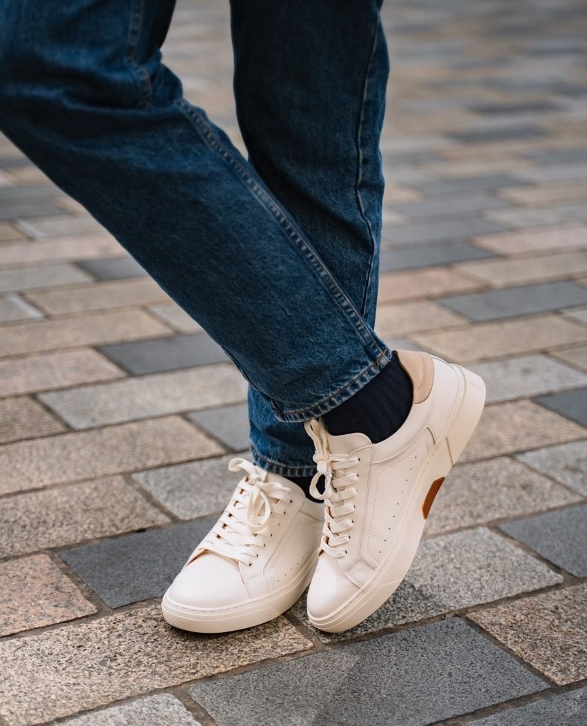 Premium leather. Effortless comfort.
The Hemsworth brings structure to your casual fits.
#JohnWhiteShoes #MensSneakerStyle #HemsworthLook