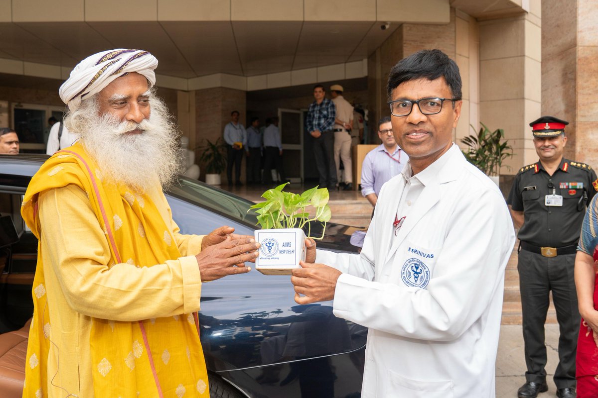 SadhguruJV's tweet image. Wonderful to be here at this premier medical institution, AIIMS. For all of you young people who are aspiring to become doctors, it is my wish and my blessing that all of you should become great doctors, that you use whatever you know with utmost care and involvement. That will…