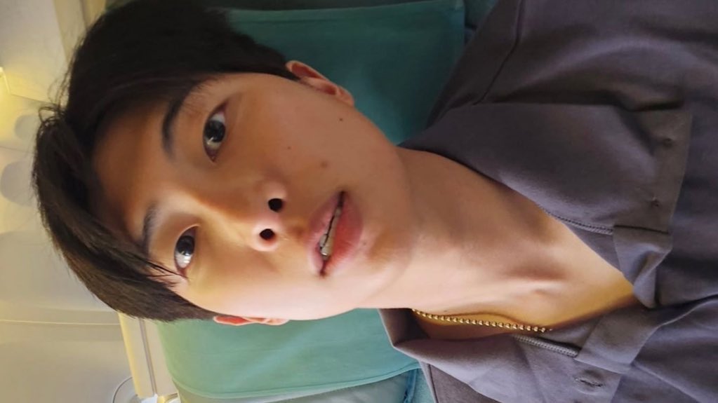 EB0YRM's tweet photo. patiently waiting for a selca https://t.co/oN8N1LSzw7