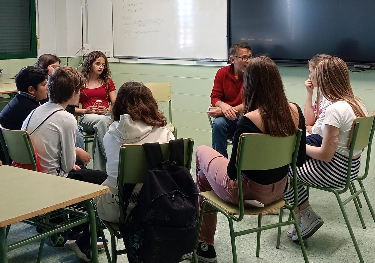 🙌Hemos culminado el ciclo de Biblioteca Humanas contra las violencias, en el marco del proyecto Mujeres Yemaya

🫂Once personas han compartido relatos sobre diversas violencias que se viven en el trayecto migratorio y en la tierra de acogida, con 153 estudiantes de 16-30 años