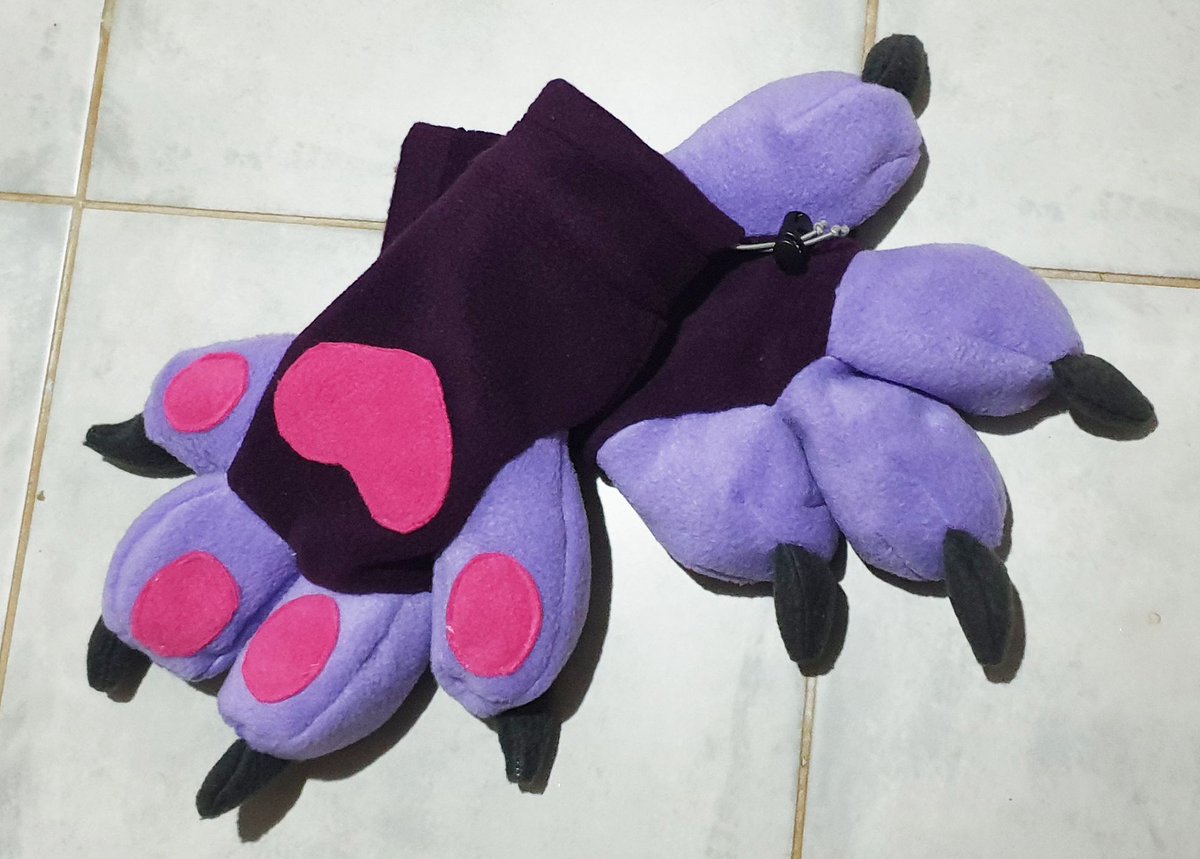 Closeup of J's paws

#handpaws #fleecepaws #furry