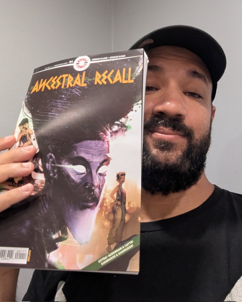 *Long sappy post incoming* Can't truly put into words what holding this means to me. I started writing comics when I was in college and since then there's been a lot of ups and downs. Some amazing highs and some moments when I wasn't sure if I wanted to keep going.