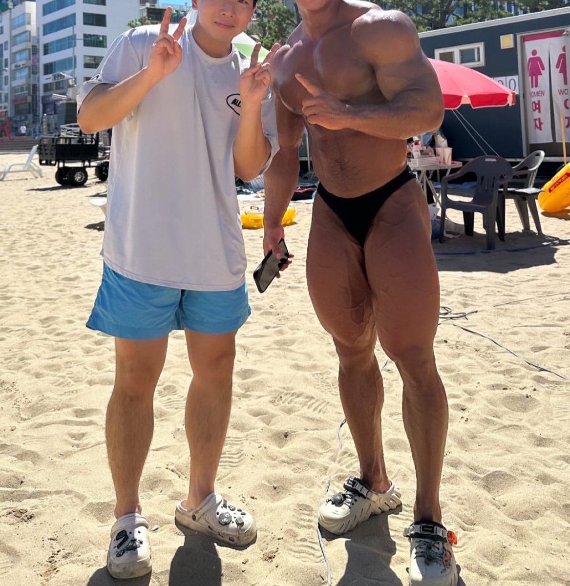 Musculsr's tweet image. Accidentally ketemu ponakan pas lagi berjemur, he’s cute, senyumnya kaya cewek, ditambah pake baju oversize, pasti legit juga lubangnya Hahahahah. So should i try with him?