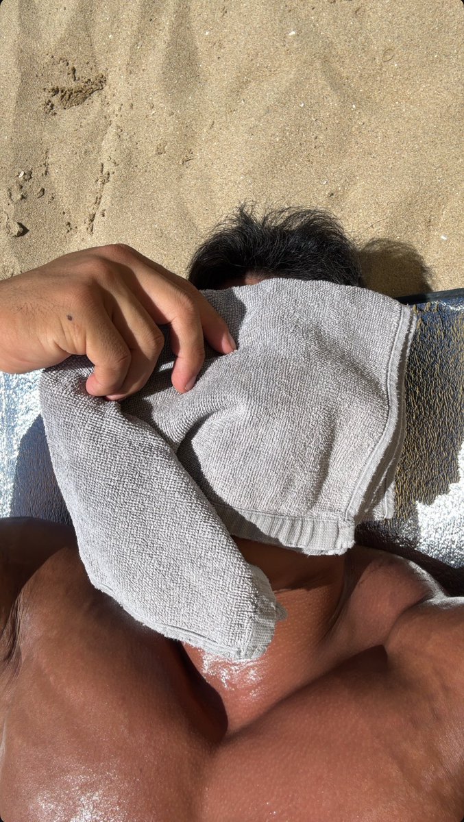 Musculsr's tweet image. Accidentally ketemu ponakan pas lagi berjemur, he’s cute, senyumnya kaya cewek, ditambah pake baju oversize, pasti legit juga lubangnya Hahahahah. So should i try with him?