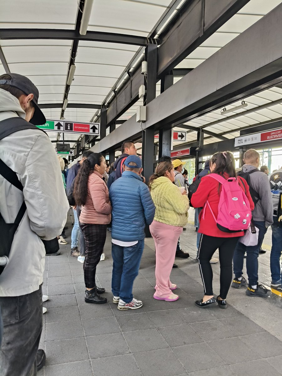 CDMX, en donde las vacaciones de verano no existen. Metrobus, estación del caminero.