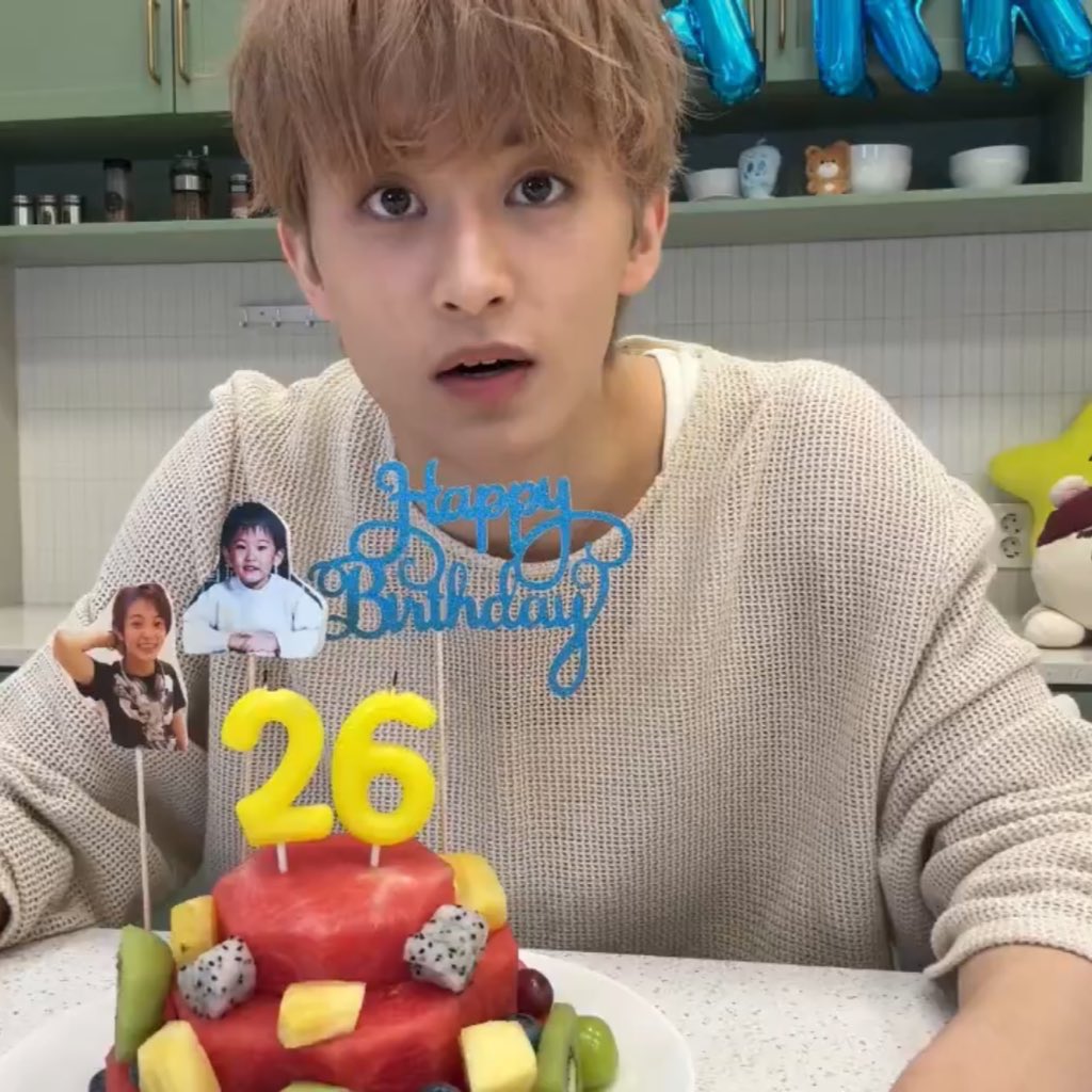 l999O8O2_'s tweet image. 마크 애기 행복하세요 ♥ ♥