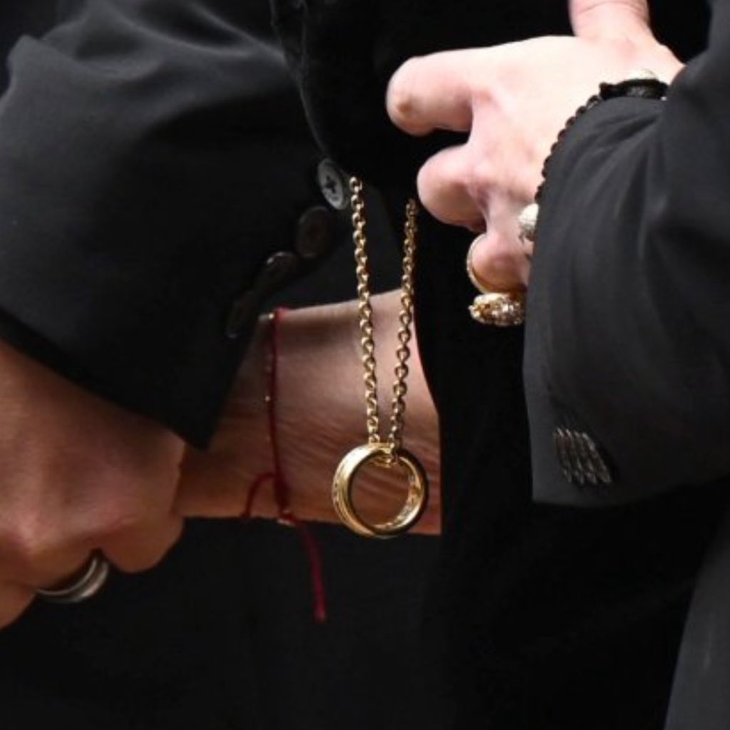 sharon osbourne wearing ozzy’s wedding ring in a chain around her neck while mourning him 😭 we love you shaz