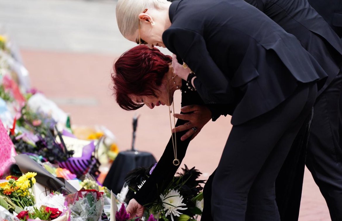 bIizzofmaiden's tweet photo. sharon osbourne wearing ozzy’s wedding ring in a chain around her neck while mourning him 😭 we love you shaz https://t.co/FJxUg4QtpD