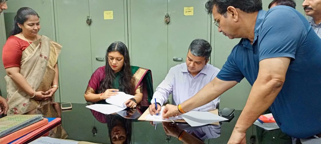 आज कलेक्ट्रेट गौतम बुद्ध नगर कोषागार में पहुंचकर जिलाधिकारी गौतम बुद्ध नगर का पदभार पूर्व जिलाधिकारी से ग्रहण किया। जनता की शिकायतों का शीर्ष प्राथमिकता के आधार पर निस्तारण करना तथा जनकल्याणकारी कार्यक्रमों व योजनाओं का लाभ पात्र व्यक्तियों तक पहुंचाने पर विशेष फोकस रहेगा।