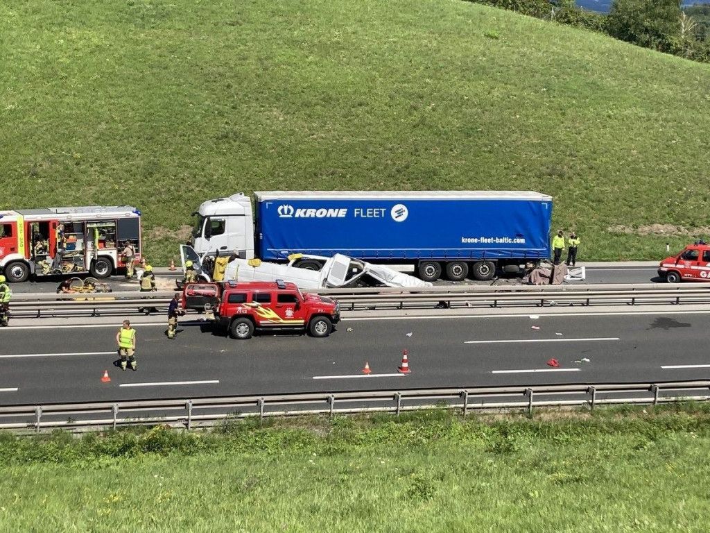 Pet ljudi poginulo na autocesti Maribor - Ljubljana - hercegovina.info/vijesti/svijet…
#prometnaNesreća #Ljubljana #Maribor