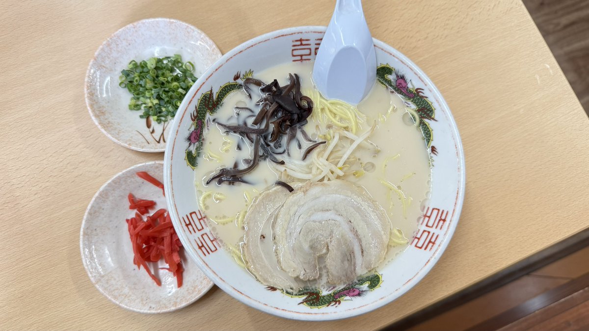 ogopoco26's tweet photo. 福岡県岡垣町「えびつラーメンセンター」
ラーメン630円 焼きめし790円

地域密着の豚骨ラーメン食堂。久留米を中心に筑後地方でよく見かける営業形態で、そのまま「食堂」を名乗るか、あるいは「ラーメンセンター」と名乗ることが多い。

その「ラーメンセンター」の有名どころ「丸星」「丸幸」はメディアへの露出が多いので県外人（のラヲタ）もよく知るところだろう。しかし、県内をくまなく眺めるとその２軒に劣らない歴史を持つ「ラーメンセンター」がある。

「えびつラーメンセンター」だ。

50年以上前に創業し、約25年前までは岡垣町を中心に4店舗を展開していたそう。自身18年ぶり、リニューアル後は初。

券売機で食券を買うと厨房に注文が入り、ディスプレイで呼ばれたら取りに行くマクドナルド方式。店員の女性たちは赤い三角巾、赤いエプロンでせっせと動きまわり、空席を待つ客を捌いていく。

まず、ラーメン。

うむ、滑らかクリーミー雑味なし、圧力で一気に炊いたような舌触りで、学食にありそうな豚骨ラーメン。そのスープに沈む麺、これはなかなか。どうやら自家製麺のようで、このラーメンを支える主役だ。

次に、焼きめし。

どう見ても店の主役はこれ。割とハッキリした甘さ、そこに目立つタマネギ。ほかには、細かく刻んだ豚肉やネギ、卵、人参など具だくさんで、しかも貝汁付き。

総じて「えびつ焼きめしセンター」と呼んで差し支えないかと。

焼きめし好きにオススメ！