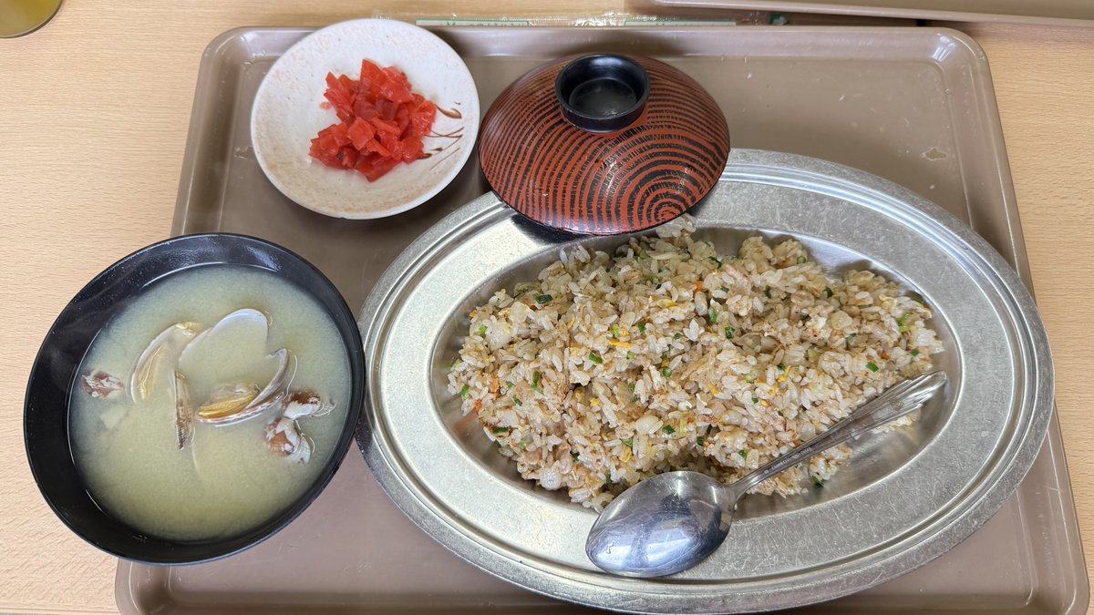 ogopoco26's tweet photo. 福岡県岡垣町「えびつラーメンセンター」
ラーメン630円 焼きめし790円

地域密着の豚骨ラーメン食堂。久留米を中心に筑後地方でよく見かける営業形態で、そのまま「食堂」を名乗るか、あるいは「ラーメンセンター」と名乗ることが多い。

その「ラーメンセンター」の有名どころ「丸星」「丸幸」はメディアへの露出が多いので県外人（のラヲタ）もよく知るところだろう。しかし、県内をくまなく眺めるとその２軒に劣らない歴史を持つ「ラーメンセンター」がある。

「えびつラーメンセンター」だ。

50年以上前に創業し、約25年前までは岡垣町を中心に4店舗を展開していたそう。自身18年ぶり、リニューアル後は初。

券売機で食券を買うと厨房に注文が入り、ディスプレイで呼ばれたら取りに行くマクドナルド方式。店員の女性たちは赤い三角巾、赤いエプロンでせっせと動きまわり、空席を待つ客を捌いていく。

まず、ラーメン。

うむ、滑らかクリーミー雑味なし、圧力で一気に炊いたような舌触りで、学食にありそうな豚骨ラーメン。そのスープに沈む麺、これはなかなか。どうやら自家製麺のようで、このラーメンを支える主役だ。

次に、焼きめし。

どう見ても店の主役はこれ。割とハッキリした甘さ、そこに目立つタマネギ。ほかには、細かく刻んだ豚肉やネギ、卵、人参など具だくさんで、しかも貝汁付き。

総じて「えびつ焼きめしセンター」と呼んで差し支えないかと。

焼きめし好きにオススメ！