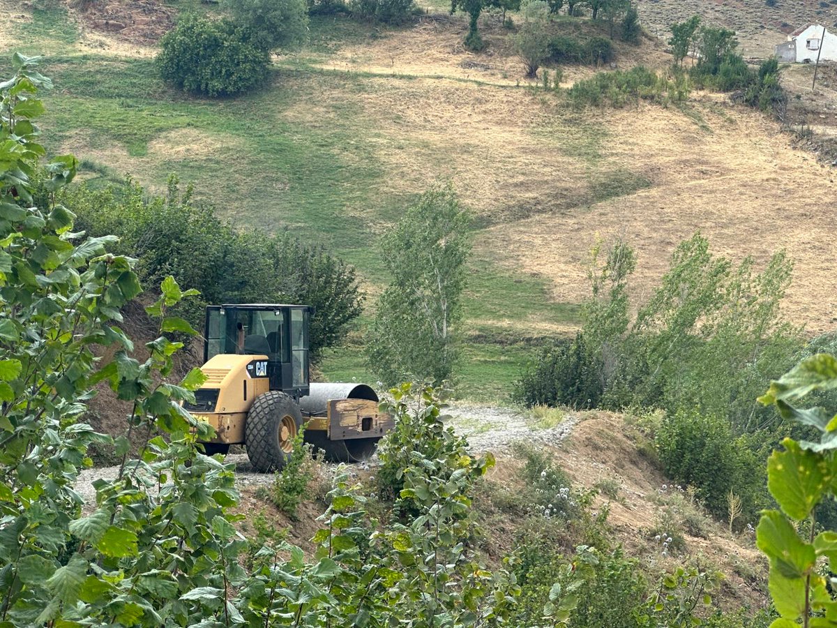 Uzun zamandır Güzgülü Köyü’nde yol problemi yaşayan Hasan amcamızın talebi,
Yedisu Kaymakamlığı tarafından dikkate alınarak gereken müdahale yapılmış,
yolun bakım ve onarımı tamamlanmıştır.