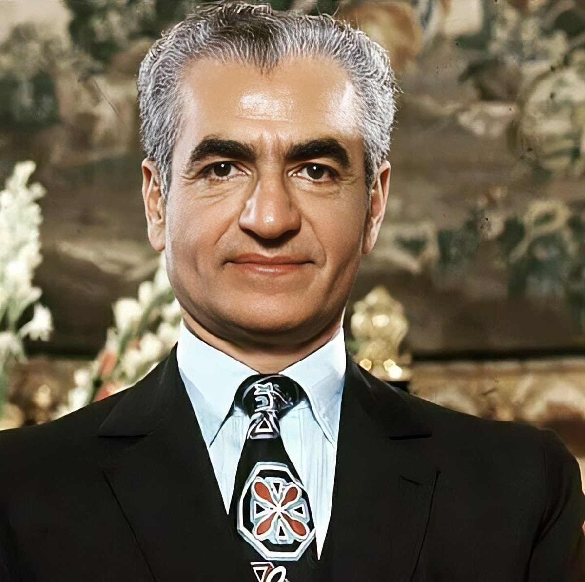 روح شاهنشاه آریامهر پدر تاجدار ایران زمین ، در آرامش‌ ابدی، نامشان‌جاودان در دل ایرانیان.
#جاویدشاه 
#پهلوی_امید_ایران
#شهبانو_فرح_پهلوی 
#رضاشاه_دوم_پهلوی_سوم 
#رضاشاه_روحت_شاد