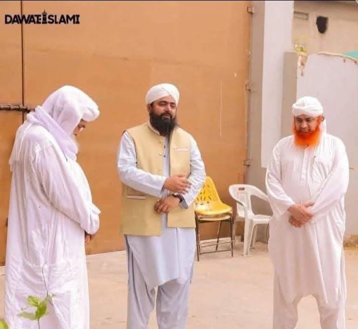 قربان جاؤں امیر اہلسنت پر  اپنے مرید کے سامنے  کتنی عاجزی سے  کھڑے ہیں 
یہ ہوتا ہے علماء کا ادب کروڑوں چاہنے والے اور کروڑوں مرید ہوں اور انسان میں اتنی عاجزی ہو تو پھر رب کی رحمت کیوں نا  برسے 
ایسے ہوتی ہیں تحریکیں کامیاب