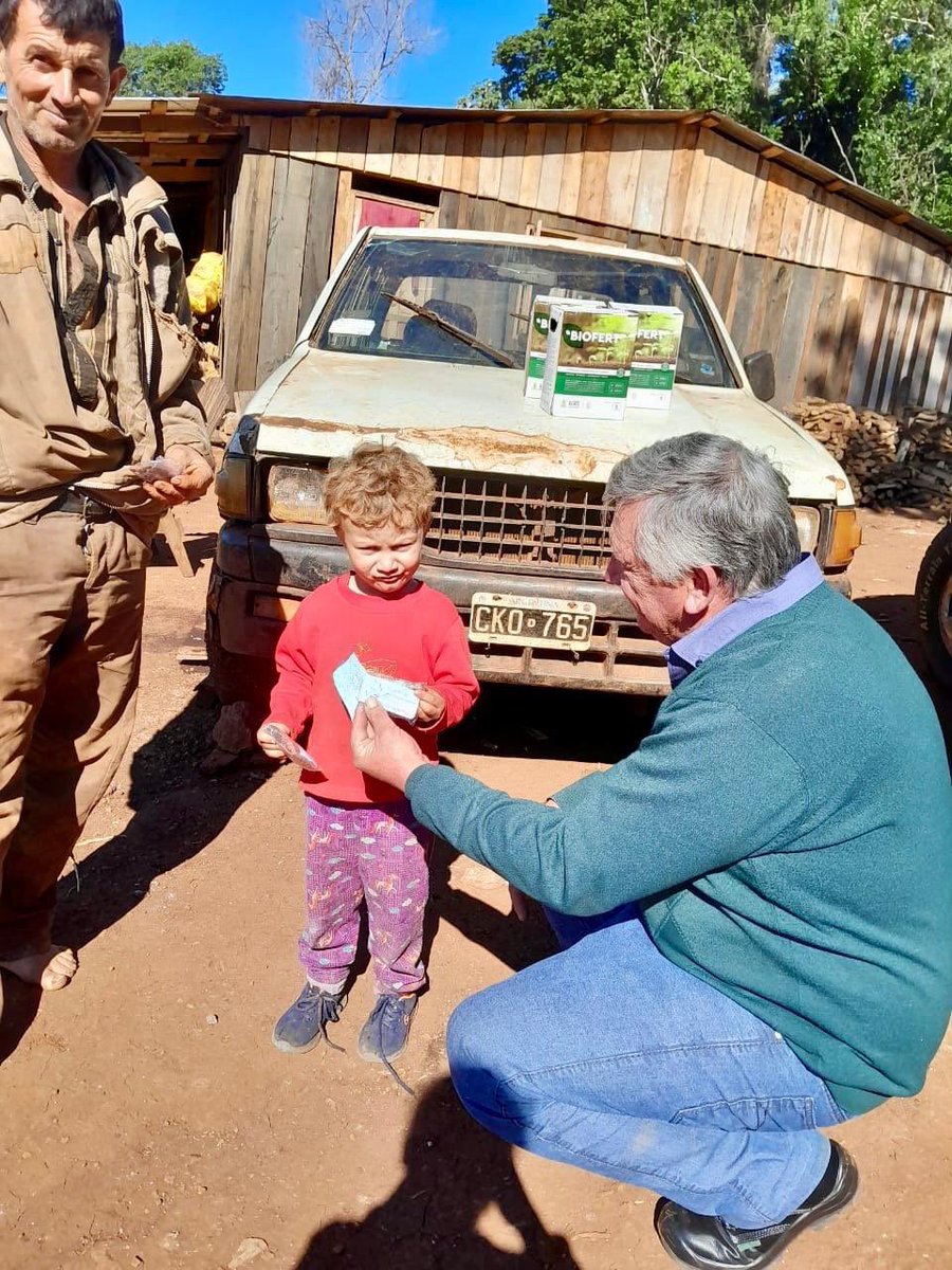 Entrega de biofertilizantes y semillas de estación en Gobernador Roca

El Coordinador Zonal del IMaC José kirilinko visitó a la familia Schwatz Antonio, en el lote 13, ruta 6 del municipio de Gobernador Roca, límite con Campo Viera y Santo Pipó.