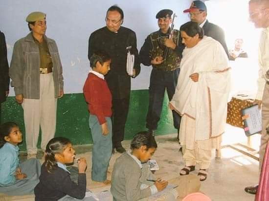 बहनजी शक्तिशाली क्यों थी?
2008 की बात है,अचानक मैंने देखा कि गांव के सरकारी स्कूल की बाउंड्री रात में बनाई जा रही है। मास्टर साहब रात भर बैठकर बाउंड्री बनवाए,आस पड़ोस के सभी स्कूलों की बाउंड्री उस एक दिन में बना दी गई थी।
मुझे कुछ समझ नहीं आया,बाद में पता चला कि बहनजी का दौरा