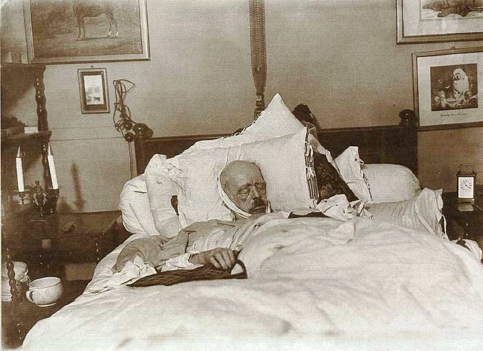 Genau heute vor 127 Jahren starb er: 54 Jahre lang war dieses Foto vom toten Bismarck unter Verschluss (von 1898-1952), das die Hamburger Fotografen Willy Wilcke und Max Priester illegal angefertigten, nachdem die beiden Bismarcks Förster Louis Spörcke bestochen hatten (damit