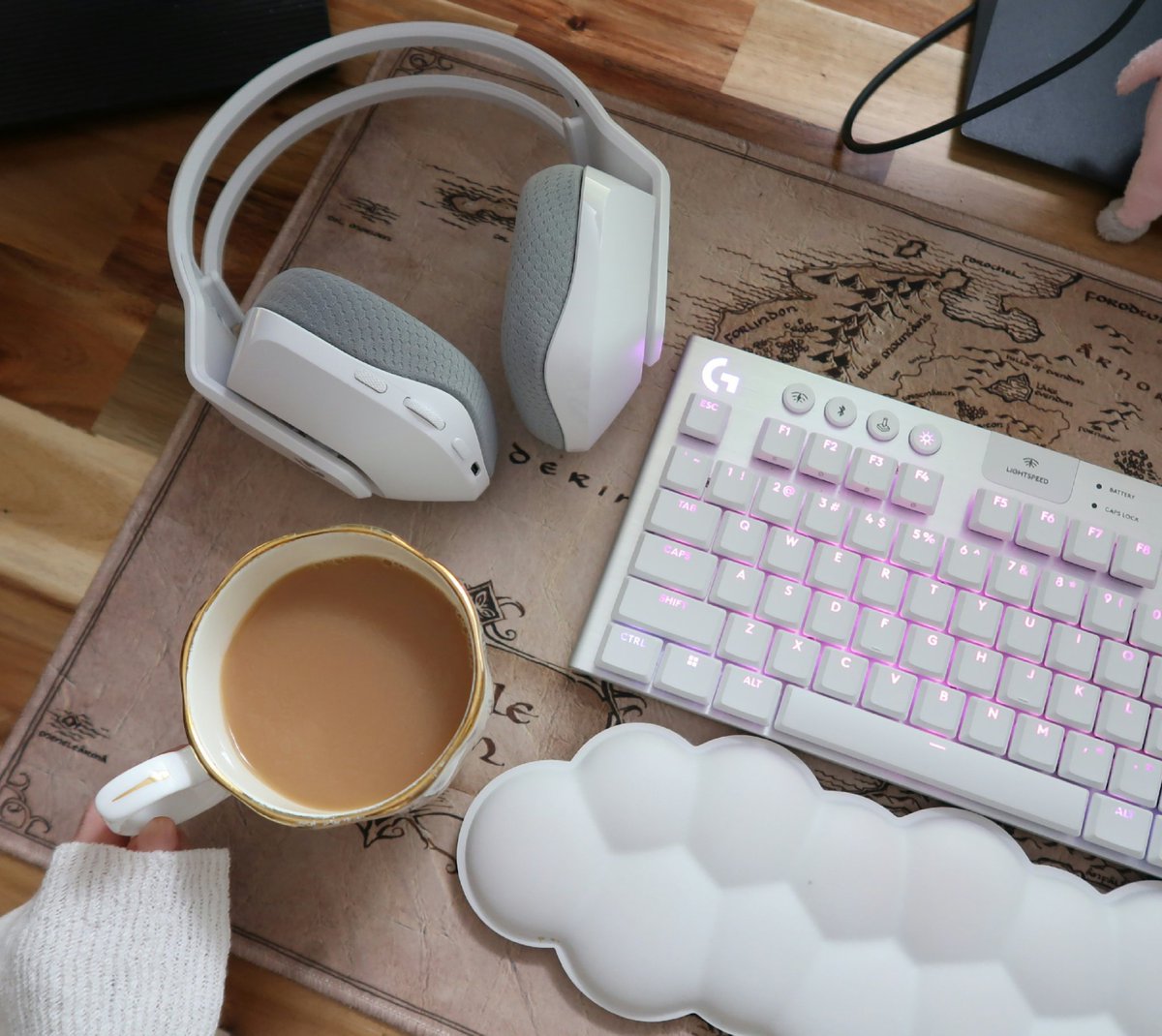 I've spent the day editing and gaming in comfort thanks to <a href="/LogitechG_ANZ/">Logitech G ANZ</a> ! 💞 I've been using logitech products since I started gaming so this collaboration is really special to me 🫶🏼  #gifted #Logitech