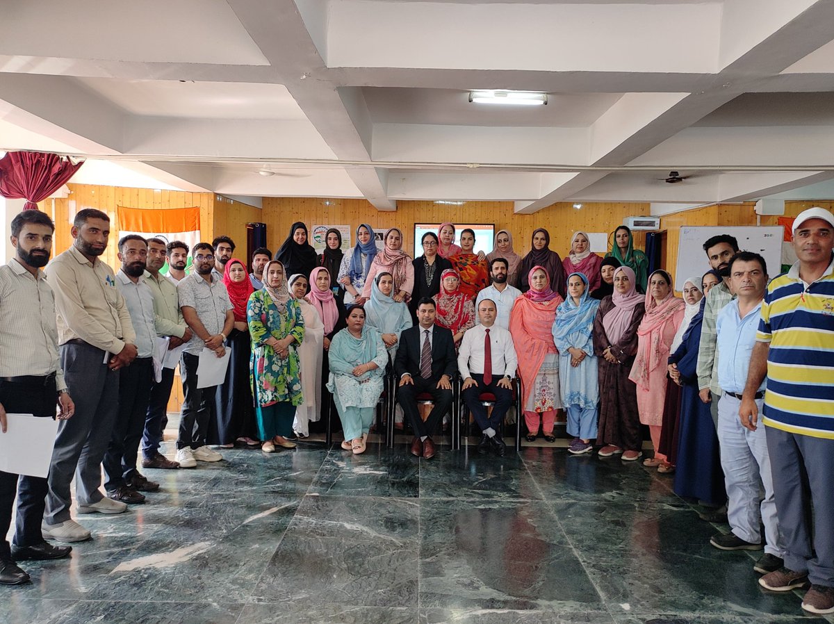 apssrinagar's tweet photo. Mr. Rajeev Choudhary, CBSE Resource Person & Principal APS Srinagar, conducted a Capacity Building Programme on Happy Classroom at JK Police Public School,Srinagar on 30 July 2025.The session focused on joyful, inclusive & positive learning spaces. #CBSE #HappyClassroom https://t.co/JQBNR1Zjfd