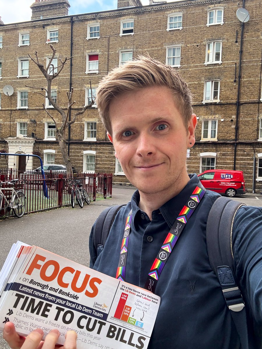 Productive lunch break chatting to residents on the Southwark St Peabody estate.

Lots of concern about crime, antisocial behaviour and community safety — and real alarm about the closure of Southwark’s last police front counter.

📢 Add your name: southwark-libdems.org.uk/our-campaigns/…