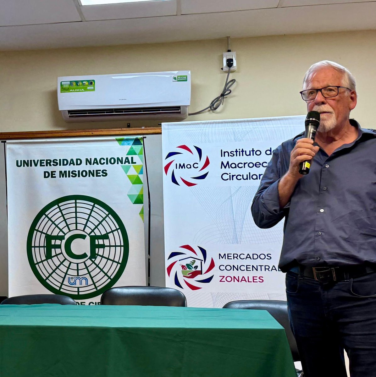 Conferencia sobre "El sistema agroalimentario regional”

La actividad se llevó a cabo el Martes 17 de junio a las 13:30 en la UNaM, facultad de Ciencias Forestales.
La disertación fue destinada a estudiantes, docentes, productores vinculados al Mercado Concentrador Zonal.