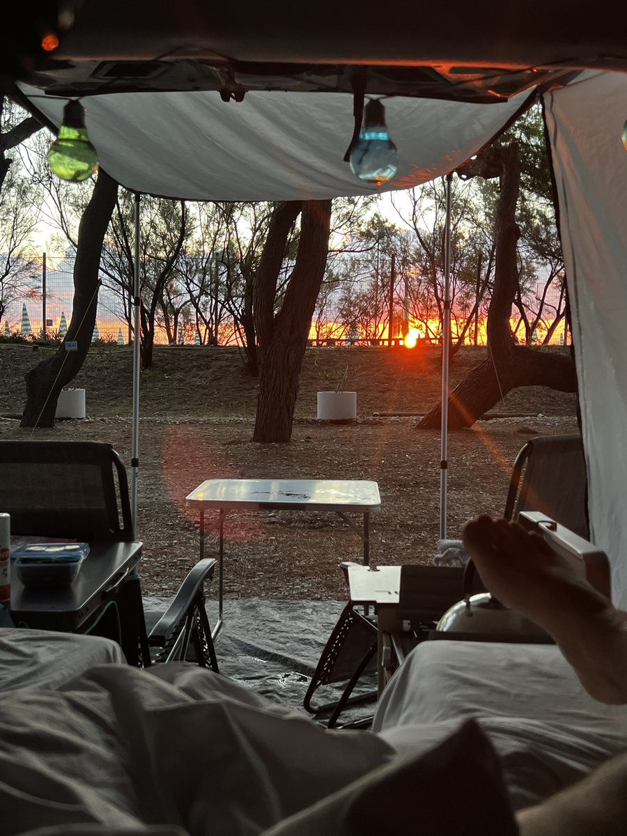 ☀️ Almost made it to the beach for sunrise… but the campsite gate was still locked! 😅
Sipped coffee by the fence instead and watched the sky turn gold. ☕🌅
Not sure if the gate’s to keep us safe or keep us in… but the view was still pure magic. 🌊✨ #VanLife