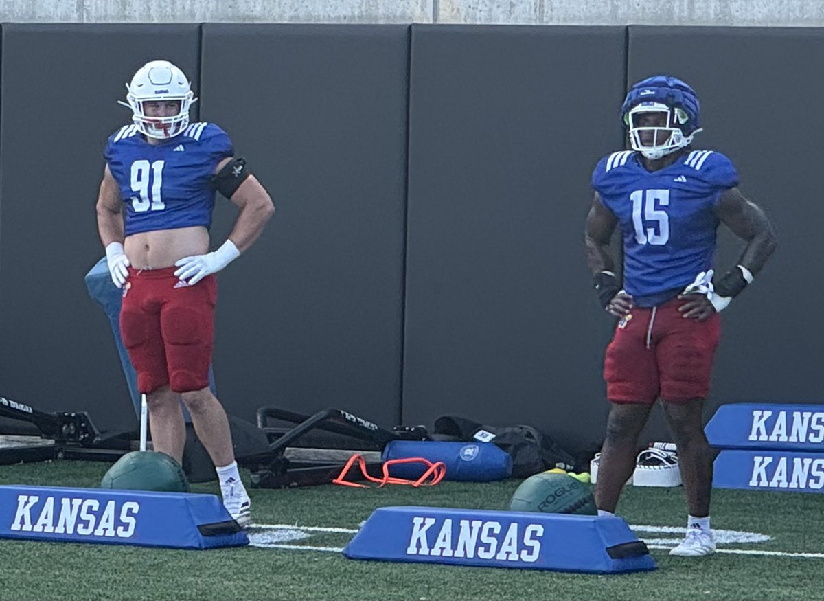 Junior DE Alex Bray (91) and senior DE Justice Finkley (15).