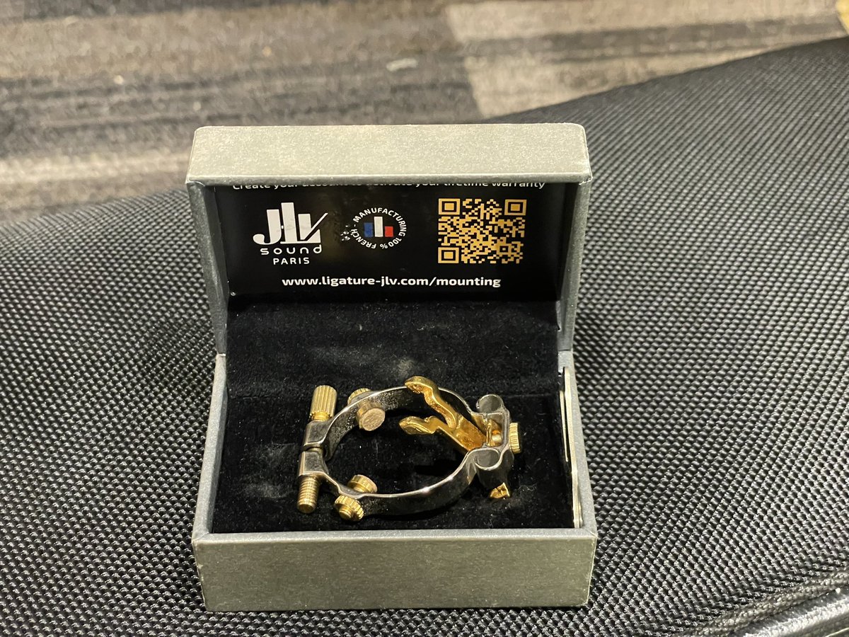 2.JLVプラチナ ソプラノ用
定価:5万3900円

値上がりが続いてるプラチナメッキリガチャーです。EXT処理済みのステッカーが貼られています。
写真では見えづらいですがネジ調整の板レンチも付属します。こちら3万7000円です。

購入いただける方はリプライ等でお知らせください。よろしくお願いします