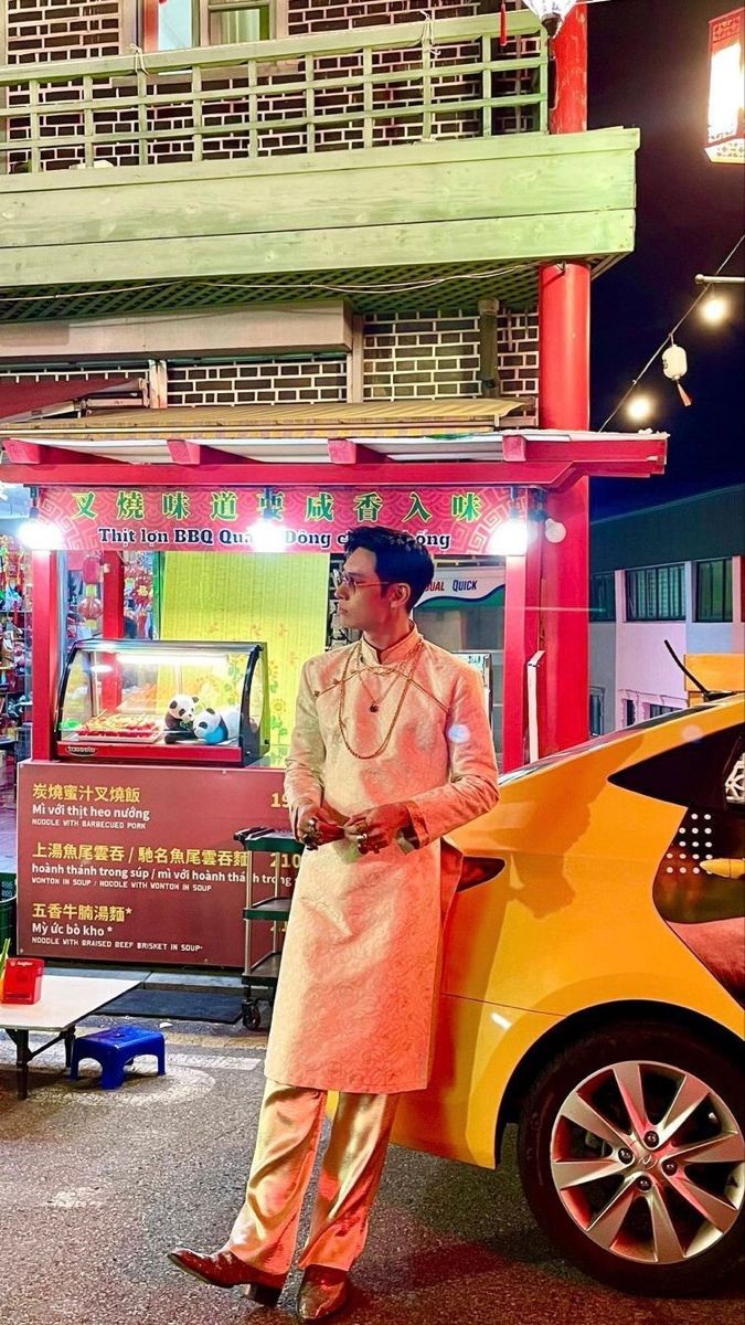 Aku tunggu di depan gang.