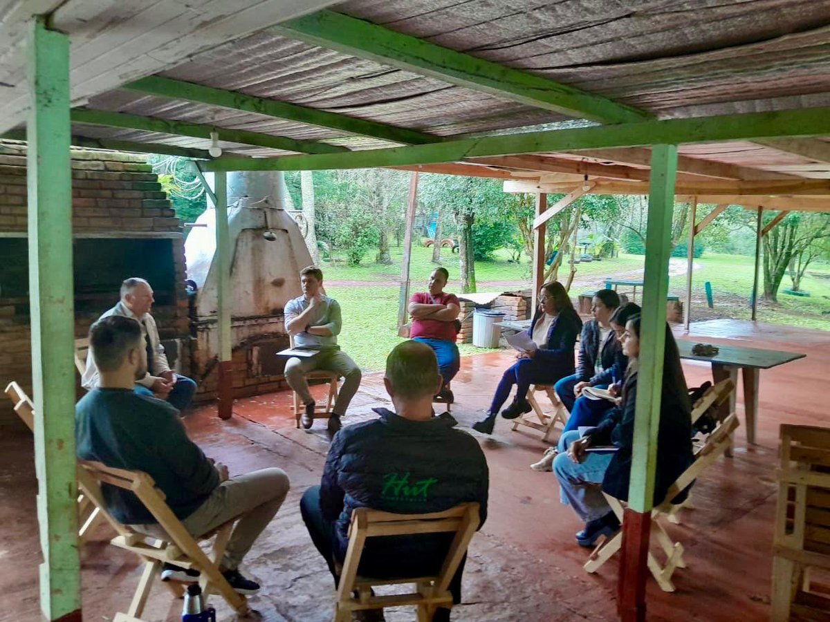 Reunión de productores piscicolas con becarios del CFI

El coordinador zonal del IMaC, José Kirilinko, coordinó y participó de una reunión de becarios del CFI y productores piscicolas.
La misma se desarrolló en "El Edén de Pedro y María", propiedad de Andrés Rogaczewski