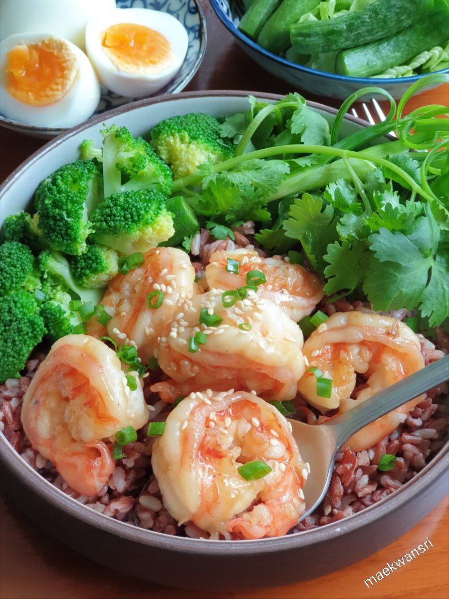 เพราะทุกมื้อต้องมีผัก..ข้าวหน้ากุ้งผัดกับซอสโชยุกินแกล้มกับแตงกวาฮอนแลนด์ บรอกโคลี เบบี้ครอส ต้นหอมผักชี..ดีงามมากๆ