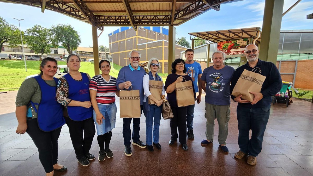 Recorrida por el Mercado Concentrador Zonal de Eldorado

Recorrimos el Mercado Concentrador Zonal de Eldorado, junto a su Administradora Noelia Kreclevich, docentes de la Universidad Tecnológica Federal de Pato Branco (UTFPR), referentes del Instituto de Desarrollo Rural (IDR).